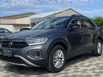 Usata VW T-Roc Life 110 CV (80 kW) 2023 Nero SUV