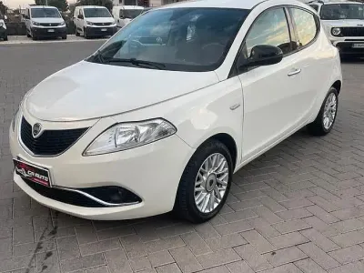 Usado Lancia Ypsilon Platinum 69 HP (50 kW) 2015 Branco Citadino