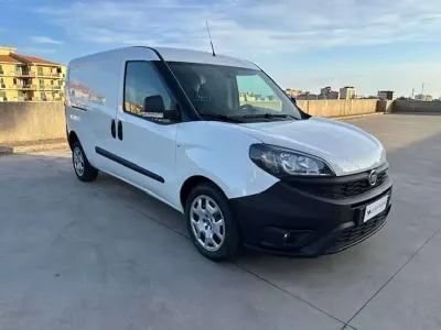 Usata Fiat Doblò Lounge 105 CV (77 kW) 2021 Bianco Monovolume
