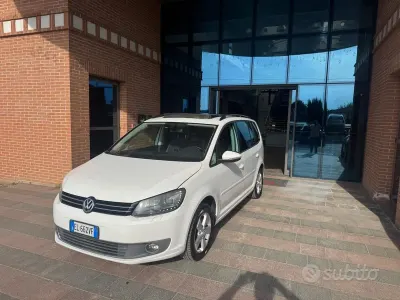 Begagnad VW Touran Highline 150 HK (110 kW) 2012 Vit Minibuss