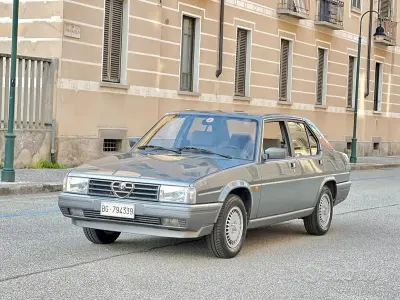 Usata Alfa Romeo 90 128 CV (94 kW) 1986 Grigio neutro metallizzato Berlina