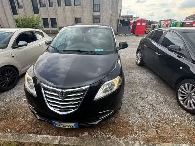 Usata Lancia Ypsilon 85 CV (62 kW) 2014 Blu Utilitaria