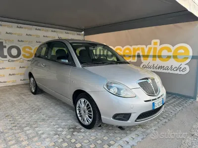 Usado Lancia Ypsilon Platinum 69 CV (50 kW) 2011 Gris Utilitario