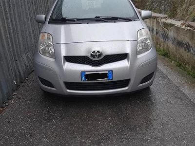 Usado Toyota Yaris 65 CV (47 kW) 2010 Gris Utilitario