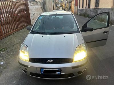 Begagnad Ford Fiesta 67 HK (49 kW) 2005 Grå Halvkombi