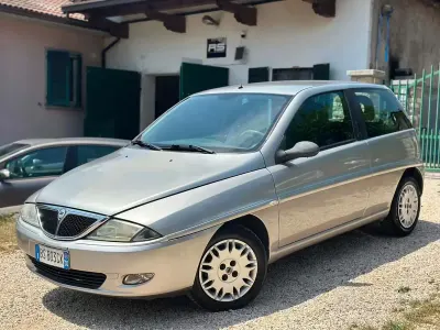 Usata Lancia Ypsilon 60 CV (44 kW) 2001 Grigio Utilitaria
