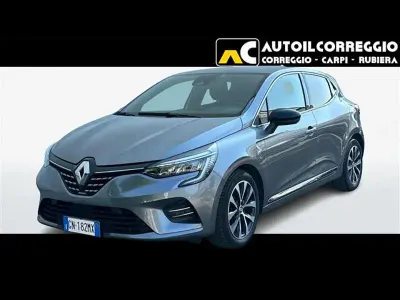 Usata Renault Clio Intens 100 CV (73 kW) 2023 Grigio chiaro Utilitaria