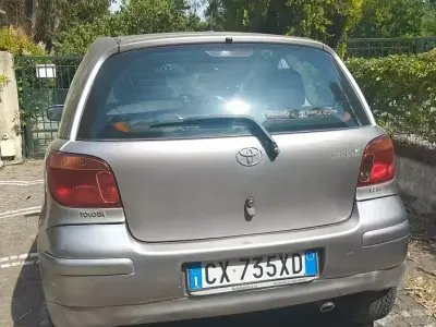 Usata Toyota Yaris 65 CV (47 kW) 2005 Grigio Berlina