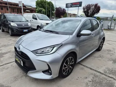 Usata Toyota Yaris Hybrid Comfort 92 CV (67 kW) 2022 Argento Berlina