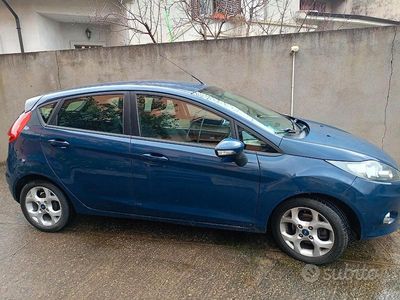 Usata Ford Fiesta 70 CV (51 kW) 2013 Blu Utilitaria