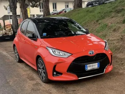 Usata Toyota Yaris Hybrid 92 CV (67 kW) 2020 Rosso Berlina
