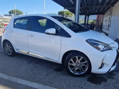 Usata Toyota Yaris Lounge 90 CV (66 kW) 2017 Bianco Berlina