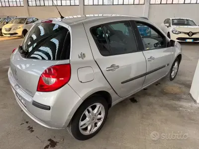Usata Renault Clio II LE 58 CV (42 kW) 2007 Grigio Berlina