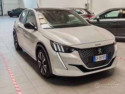 Begagnad Peugeot 208 GT 100 kW (136 HK) 2021 Vit Halvkombi