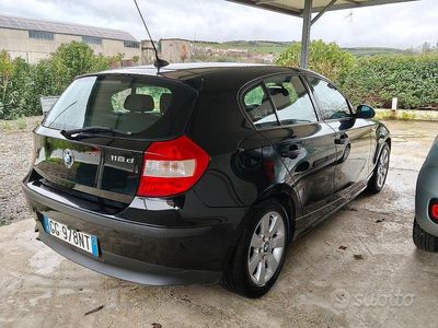 Usata BMW 118 122 CV (89 kW) 2006 Nero Utilitaria