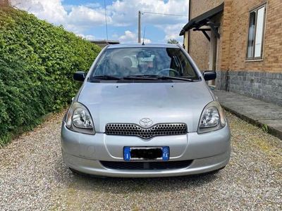 Usata Toyota Yaris 68 CV (50 kW) 2001 Grigio Utilitaria