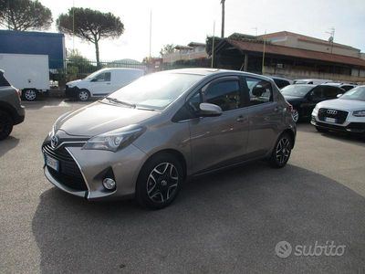 Usata Toyota Yaris Lounge 69 CV (50 kW) 2015 Grigio Berlina