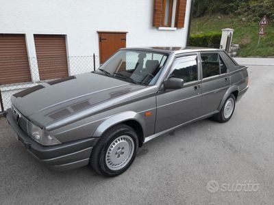 Usata Alfa Romeo 75 148 CV (108 kW) 1988 Grigio Berlina