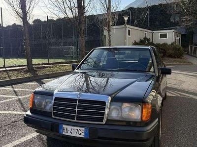 Usata Mercedes 200 122 CV (89 kW) 1989 Grigio Berlina