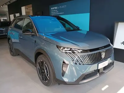 Nuova Peugeot 5008 GTi 194 CV (142 kW) 2026 Blu ingaro/tetto nero SUV