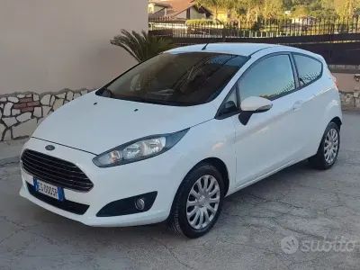 Usata Ford Fiesta 80 CV (58 kW) 2013 Bianco Berlina