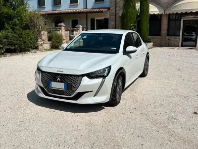 Usata Peugeot e-208 Allure 56 kW (77 CV) 2021 Bianco Utilitaria