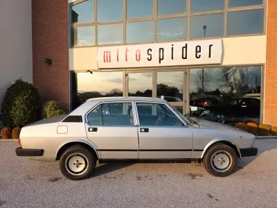 Usata Alfa Romeo Alfetta Quadrifoglio 130 CV (95 kW) 1981 Argento Berlina