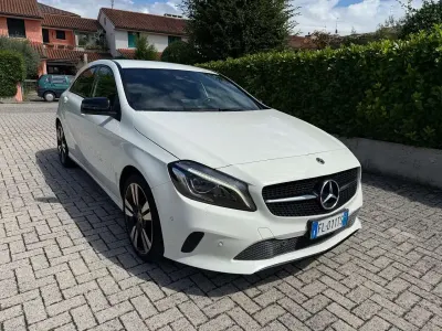 Usata Mercedes A180 Premium 109 CV (80 kW) 2017 Bianco Utilitaria