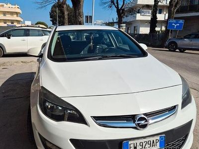 Usata Opel Astra 140 CV (102 kW) 2014 Berlina