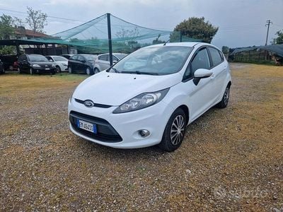 Usata Ford Fiesta Titanium 82 CV (60 kW) 2012 Bianco Utilitaria
