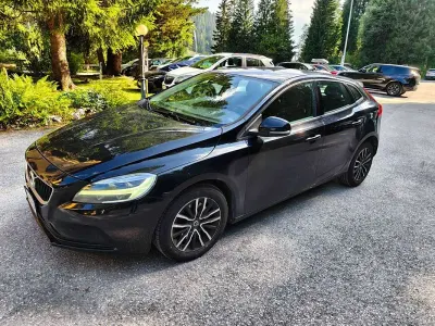 Usata Volvo V40 Business Edition 122 CV (89 kW) 2019 Nero Berlina