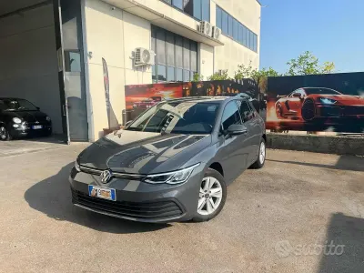 Usata VW Golf VIII Life 116 CV (85 kW) 2023 Grigio Berlina