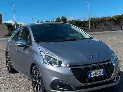 Usata Peugeot 208 Signature Sky 102 CV (75 kW) 2019 Grigio Utilitaria