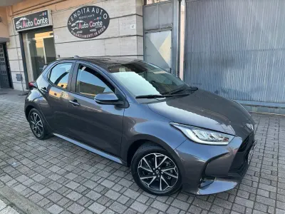 Usata Toyota Yaris Hybrid Lounge 92 CV (67 kW) 2023 Grigio Berlina