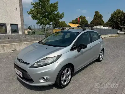Usata Ford Fiesta 70 CV (51 kW) 2012 Grigio Berlina
