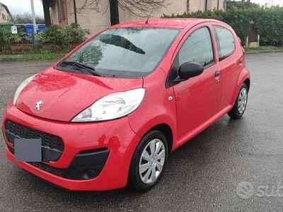 Usata Peugeot 107 68 CV (50 kW) 2012 Rosso Utilitaria