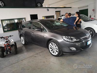 Usata Opel Astra Cosmo 165 CV (121 kW) 2011 Grigio Station wagon