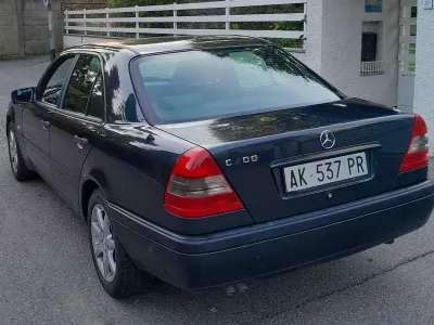 Usata Mercedes C200 Classic 136 CV (100 kW) 1996 Blu/azzurro Berlina