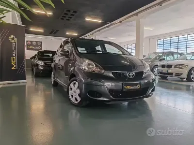 Usata Toyota Aygo 68 CV (50 kW) 2010 Grigio Utilitaria
