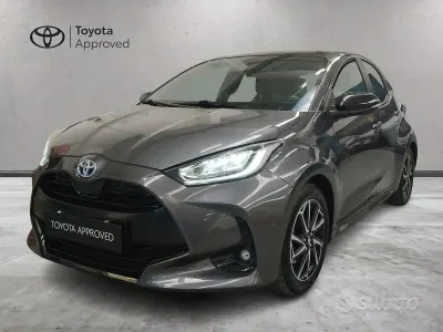 Usata Toyota Yaris Hybrid Lounge 92 CV (67 kW) 2022 Grigio Berlina