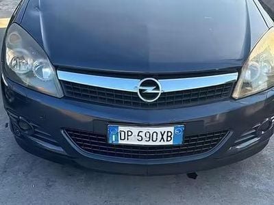 Usata Opel Astra GTC Enjoy 90 CV (66 kW) 2009 Grigio Berlina