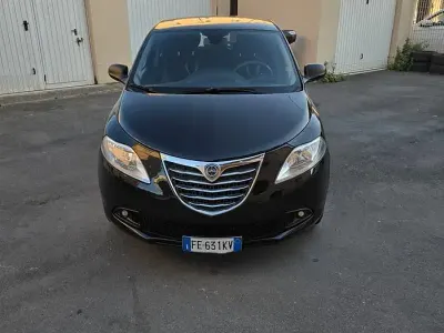 Usado Lancia Ypsilon Platinum 69 HP (50 kW) 2016 Preto Citadino