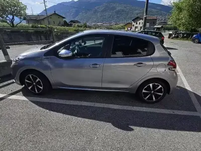 Usata Peugeot 208 Signature Sky 83 CV (61 kW) 2019 Utilitaria