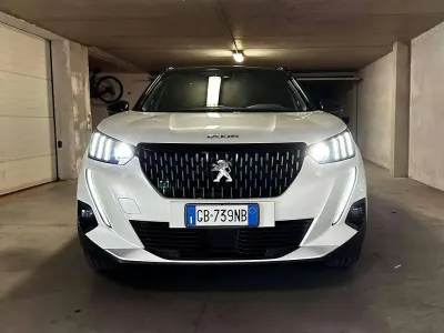 Usata Peugeot 2008 GT-line 131 CV (96 kW) 2020 Bianco SUV