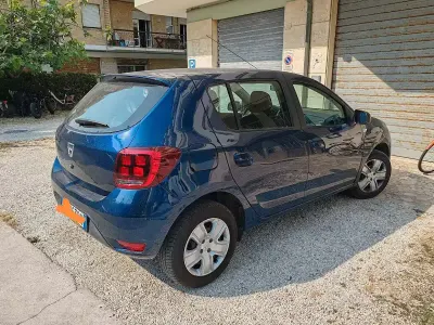 Usata Dacia Sandero Lauréate 90 CV (66 kW) 2017 Bluazzurro Utilitaria