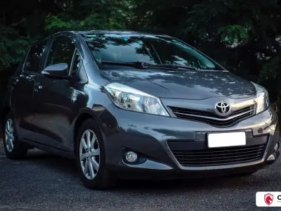 Usata Toyota Yaris Lounge 99 CV (72 kW) 2012 Grigio Utilitaria