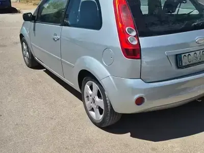 Usata Ford Fiesta 68 CV (50 kW) 2003 Grigio Utilitaria