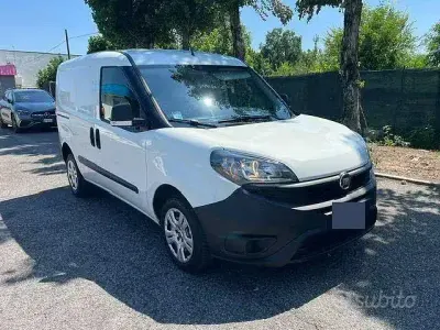 Usata Fiat Doblò 105 CV (77 kW) 2021 Bianco Monovolume