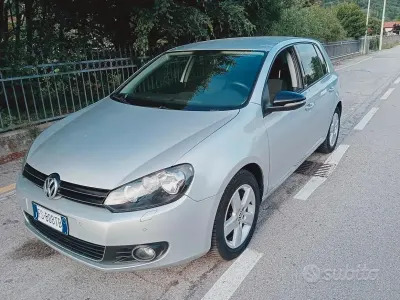 Usado VW Golf VI Highline 105 CV (77 kW) 2011 Gris Utilitario