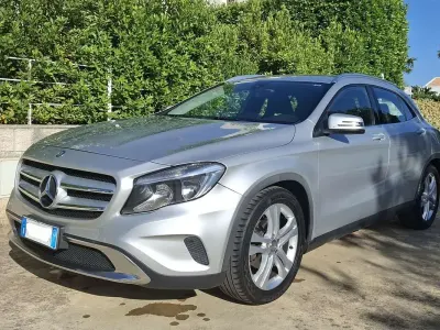 Usata Mercedes GLA200 136 CV (100 kW) 2016 Argento SUV